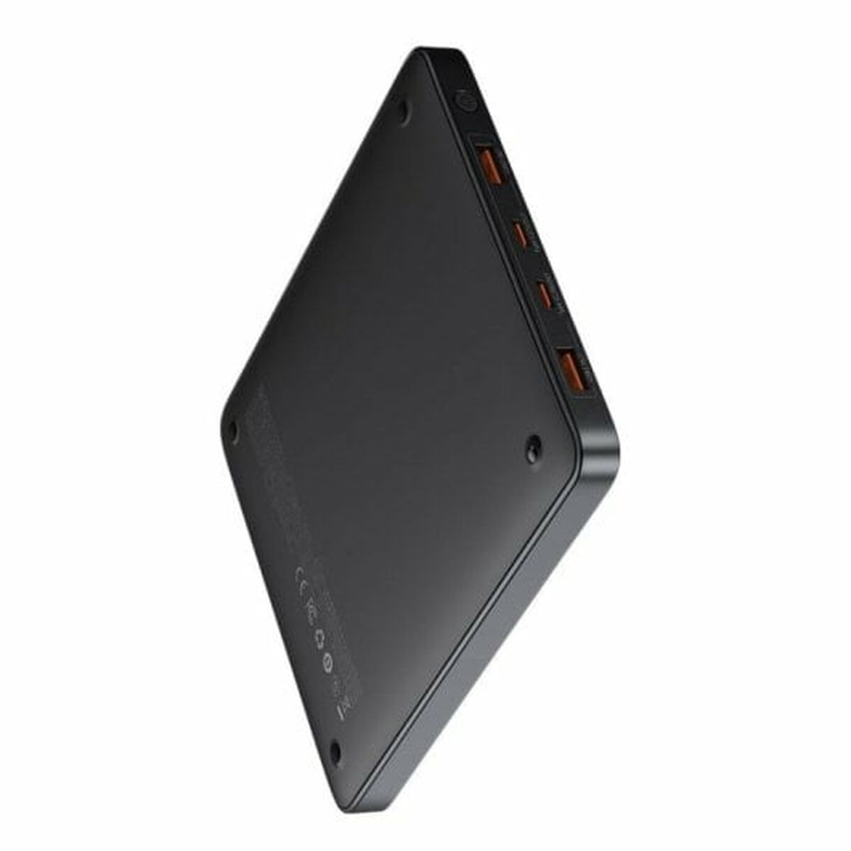 Eine schwarze Powerbank mit orangefarbenen Anschlüssen, in einem Winkel gezeigt. Das Gerät ist rautenförmig.