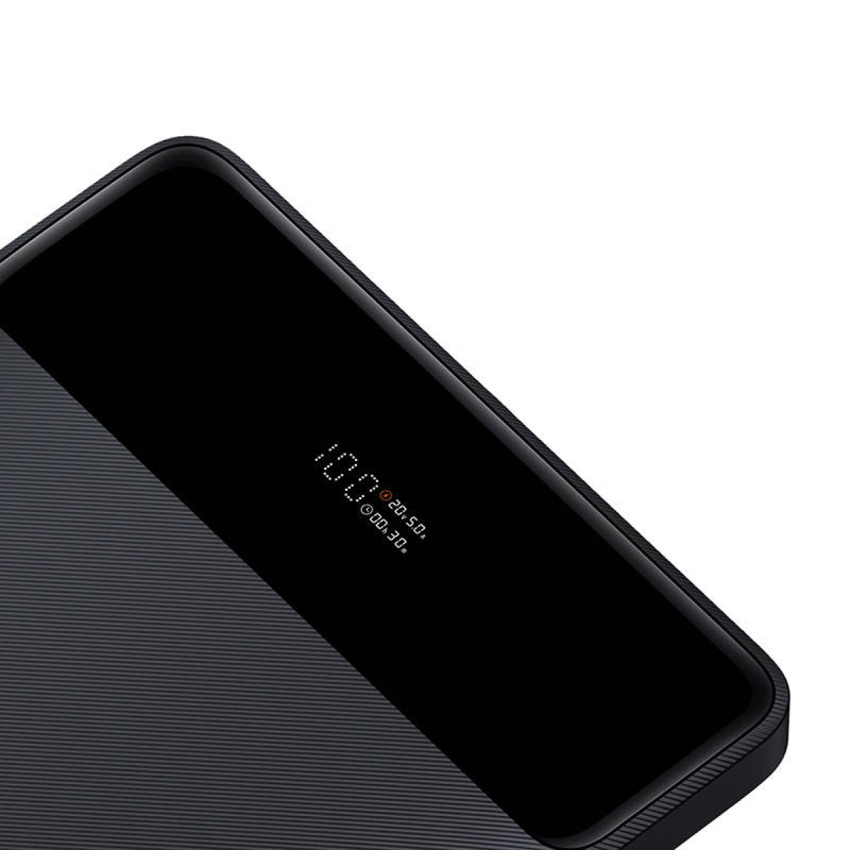 Schwarze Powerbank mit 100% Ladung. Anzeige: 20:50, 05/02, 00:30. Strukturierte Oberfläche links.