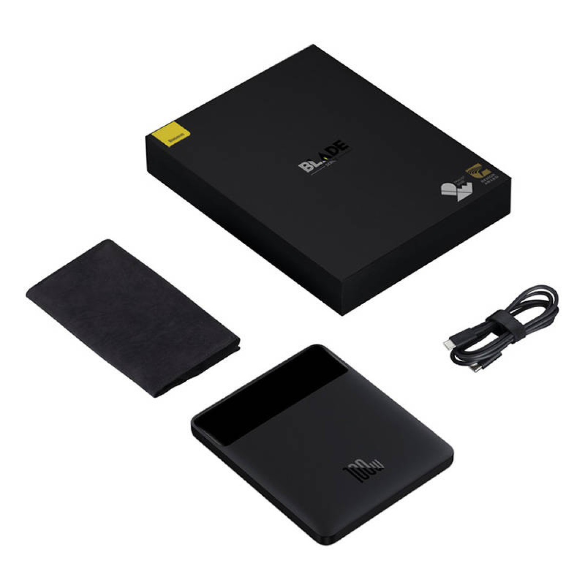 Schwarzes Baseus Blade Powerbank-Set, mit Box, Tuch, Ladekabel und Powerbank auf weißem Untergrund.