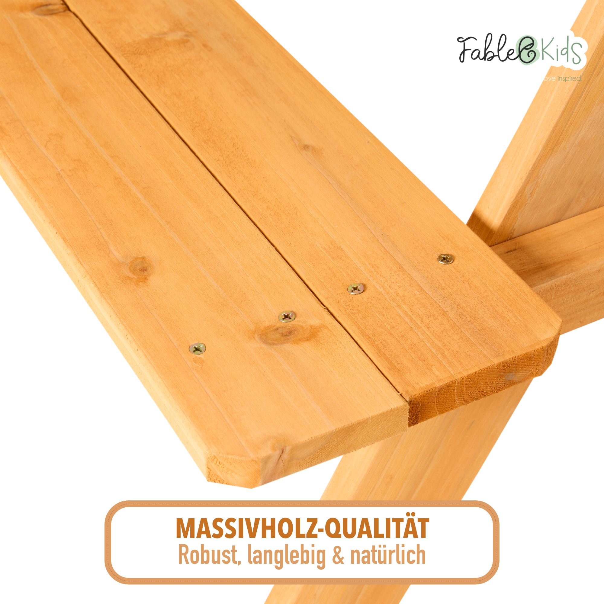 Nahaufnahme eines Holztisches mit Schrauben, das Holz ist hellbraun. Das Logo von 'Fable Kids' ist oben rechts.