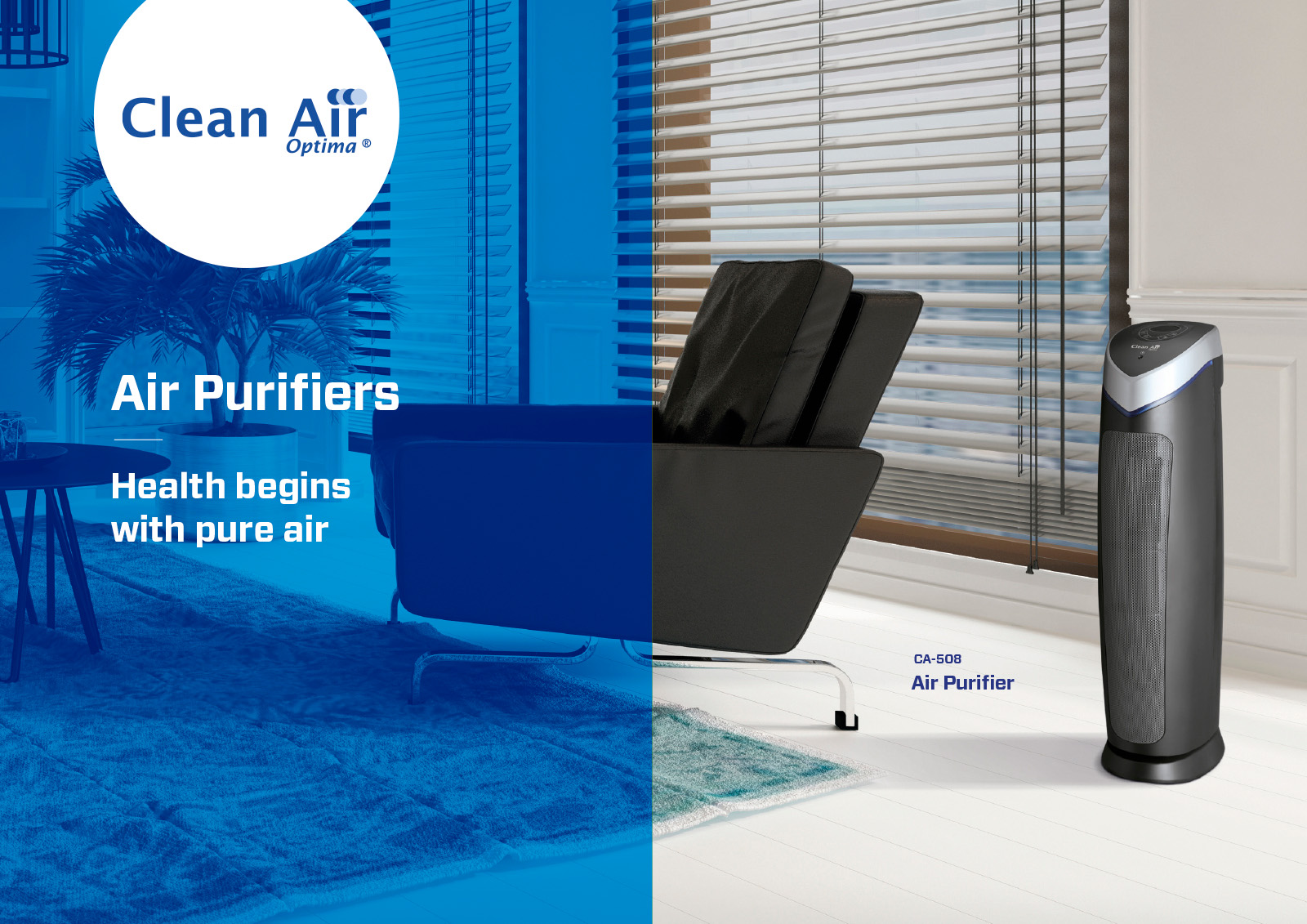 Ein Luftreiniger steht neben einem Stuhl und einem Fenster mit Jalousien. Das Logo von Clean Air Optima ist sichtbar. Text sagt Luftreiniger.