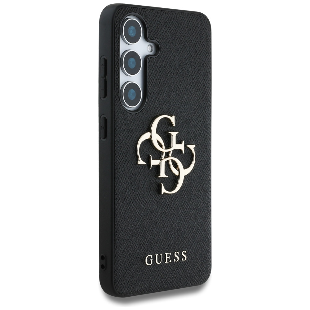Czarne etui na telefon ze złotym logo Guess. Trzy obiektywy aparatu na górze. Na dole napis Guess.
