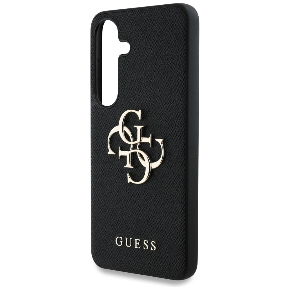 Czarne etui na telefon z logo Guess. Złoty emblemat na teksturowanej powierzchni. Na dole napis Guess.