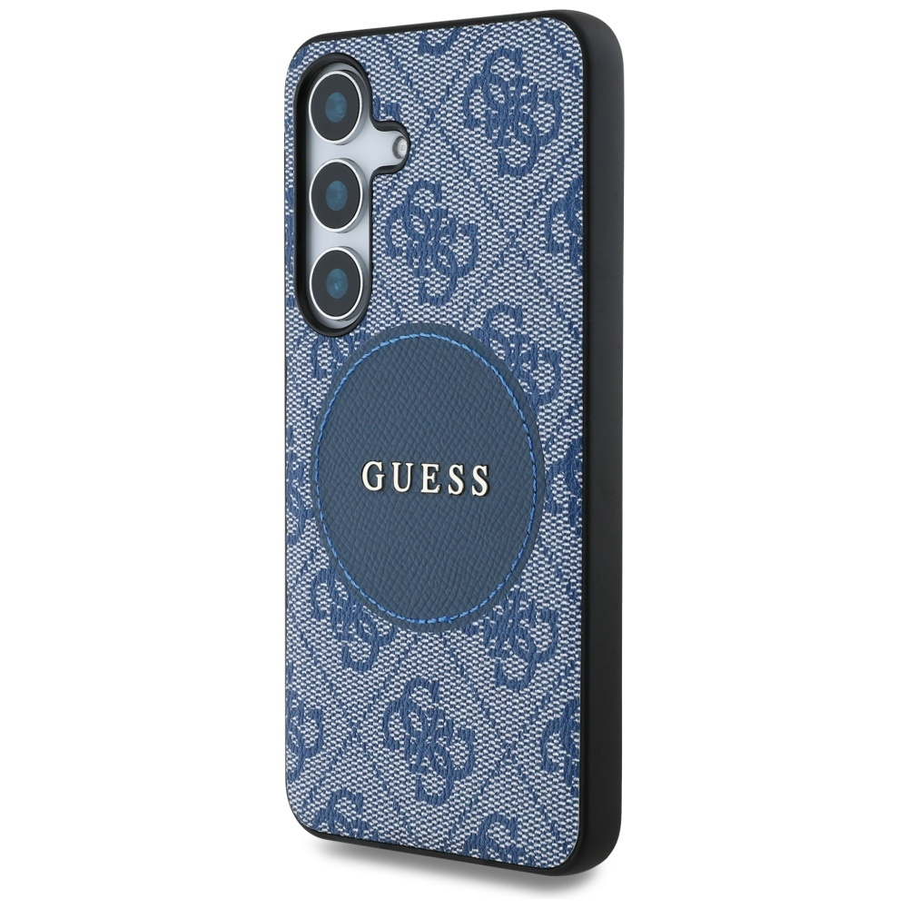 Dżinsowe etui na telefon Guess. Ma niebieski wzór, logo Guess i czarną obwódkę.