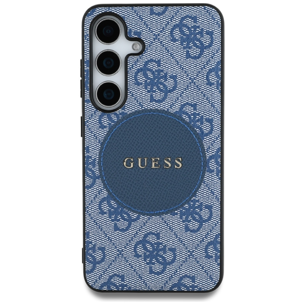 Niebieskie etui na telefon Guess. Posiada wzór i okrągłą odznakę z nazwą marki.
