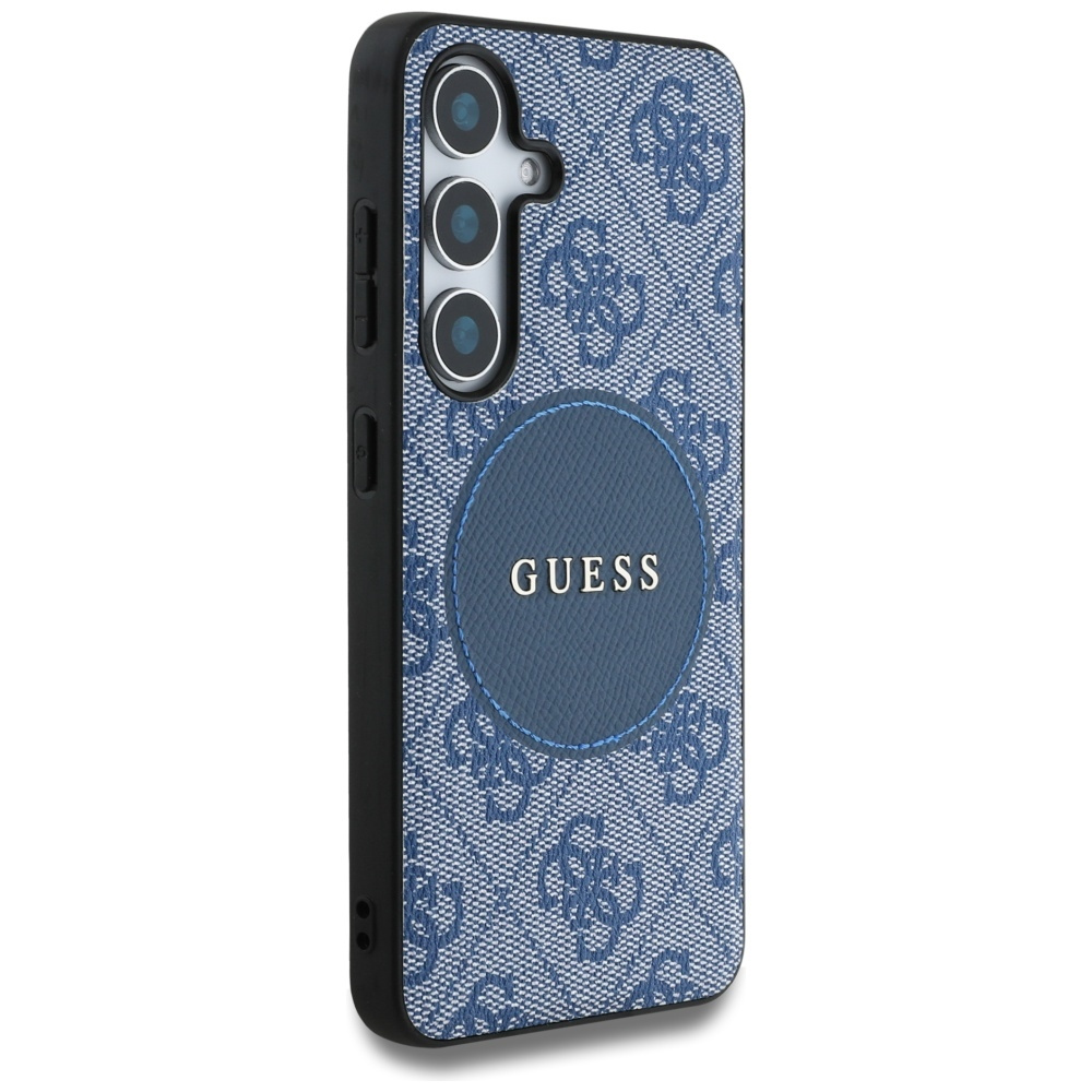 Etui na telefon z niebieskim wzorem Guess. Ma czarną ramkę i okrągłe logo Guess. Widoczne są trzy obiektywy aparatu.