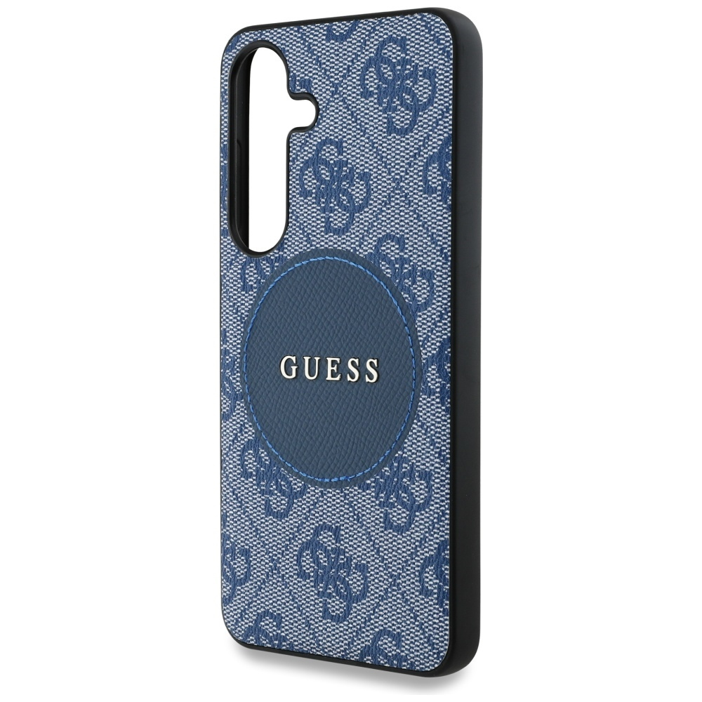 Etui na telefon Guess. Ma niebieski wzór z logo, okrągłą naszywkę z logo Guess i czarną obwódkę.