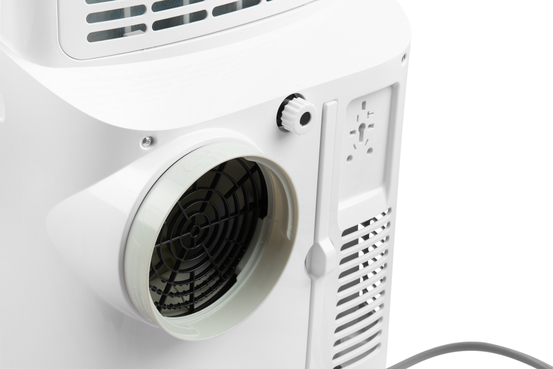 Close-up van een witte airconditioner. Het heeft een zwarte ventilator en een witte knop. Een netsnoer is zichtbaar aan de onderkant.