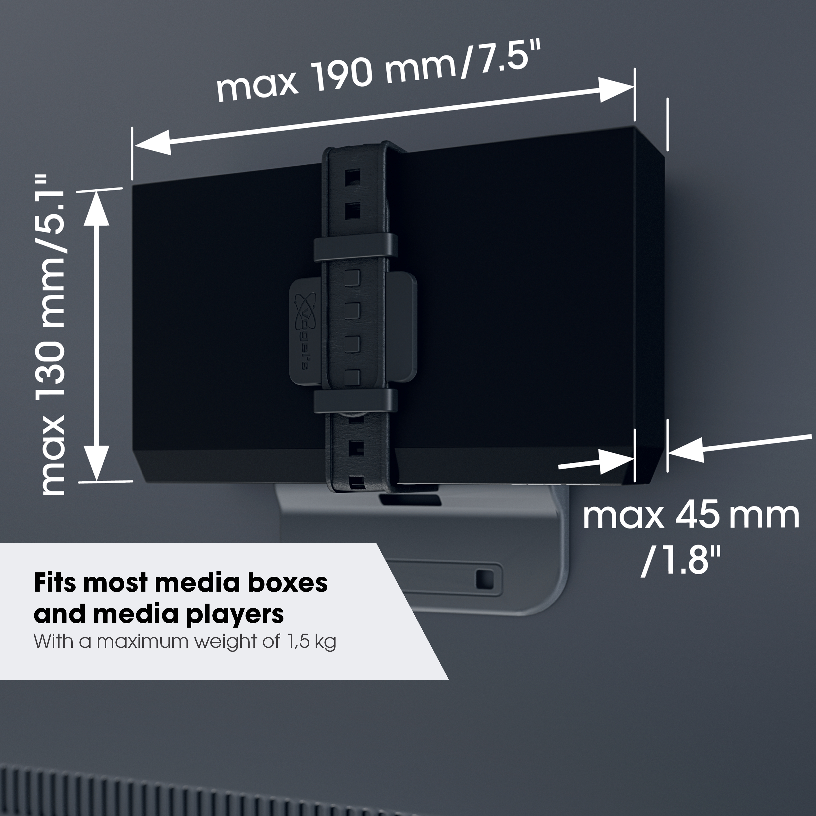 Schwarze Medienbox mit Maßen und Riemen, an einer Wand montiert. Text: Passt für Medienboxen und Player.