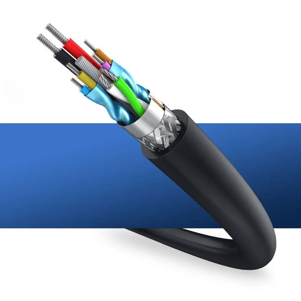 Czarny kabel z odsłoniętymi kolorowymi przewodami. Tło ma niebiesko-biały gradient.