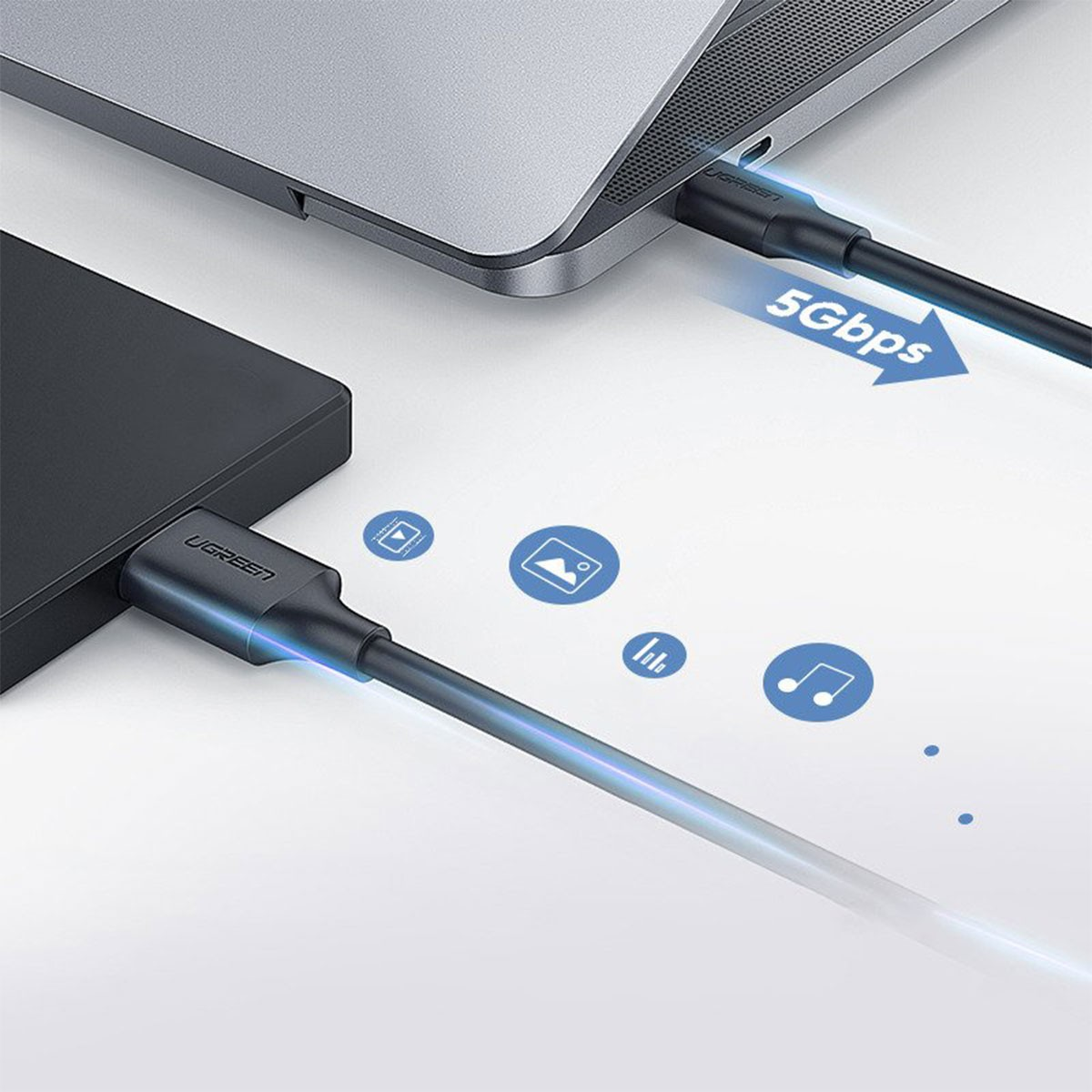 Czarny kabel USB łączy laptopa i dysk twardy. Ikony wideo, obrazów, statystyk i muzyki są wyświetlane po prawej stronie.