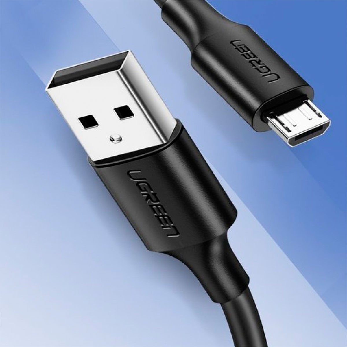 Zbliżenie dwóch czarnych kabli USB ze srebrnymi złączami, marki UGREEN. Jeden to USB-A, drugi to Micro-USB.