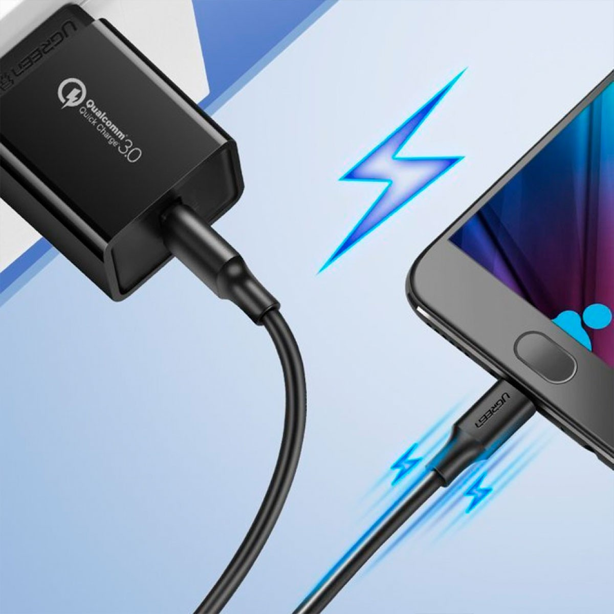 Czarna ładowarka jest podłączona do telefonu kablem. Niebieskie błyskawice wskazują ładowanie. Ładowarka ma Qualcomm Quick Charge 3.0.