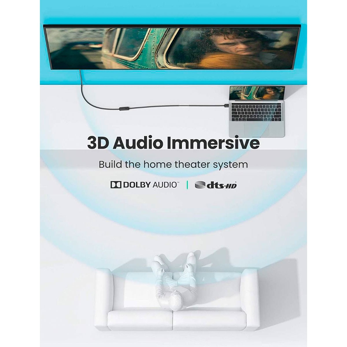 Sono raffigurati una TV, un laptop e un divano. La scena promuove l'audio 3D. Un cavo collega la TV e il laptop. Una persona è seduta sul divano.