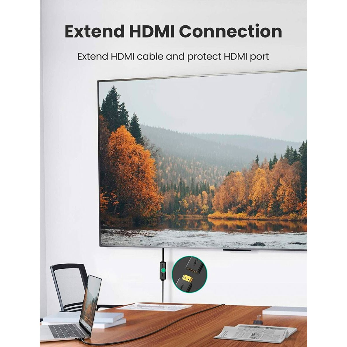 Un televisore mostra un paesaggio. Un cavo si estende dal televisore per collegarsi a un laptop su una scrivania in legno. Viene evidenziato un extender HDMI.