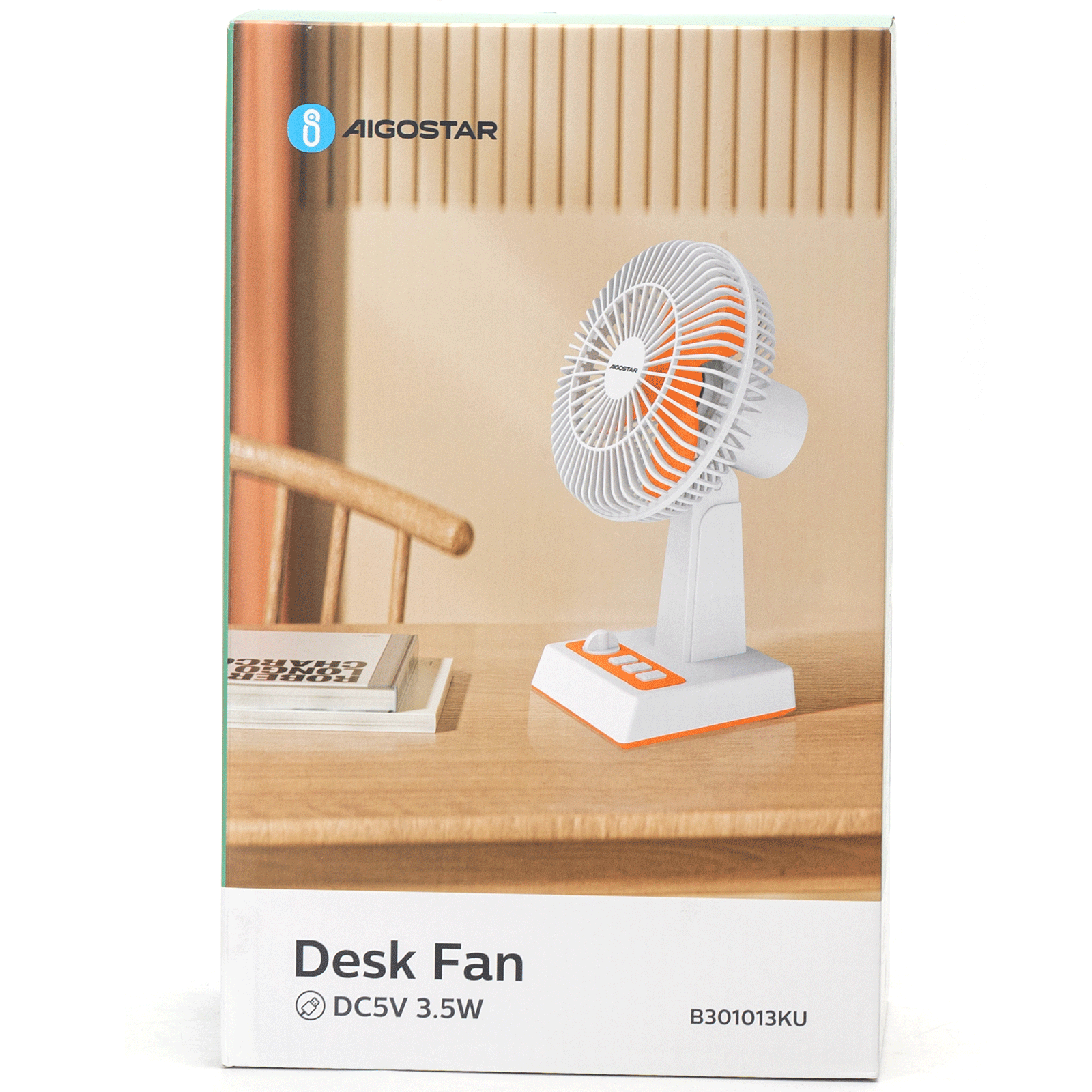 Ventilador de escritorio blanco y naranja en una caja. La caja tiene la imagen del ventilador. Ventilador de escritorio y Aigostar escritos en la caja.