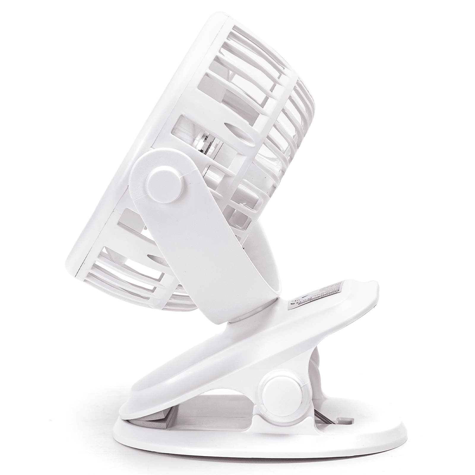 Un ventilatore bianco a clip è angolato. È dotato di gabbia, pale e base. Lo sfondo è bianco.