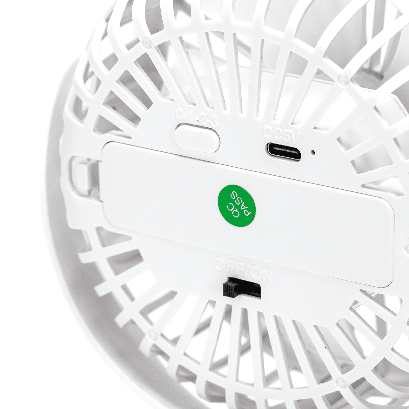 La parte posteriore di un ventilatore portatile bianco è mostrata. Ha un pulsante di accensione, una porta di ricarica e un interruttore on/off. Il ventilatore ha una gabbia circolare.