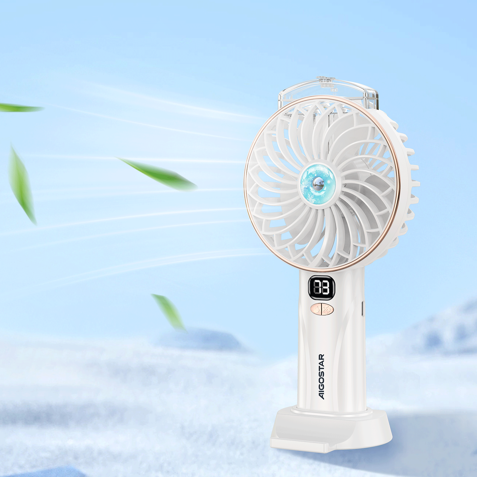 Un ventilatore portatile Aigostar bianco con pale, display digitale e finiture dorate, su sfondo blu con foglie verdi.