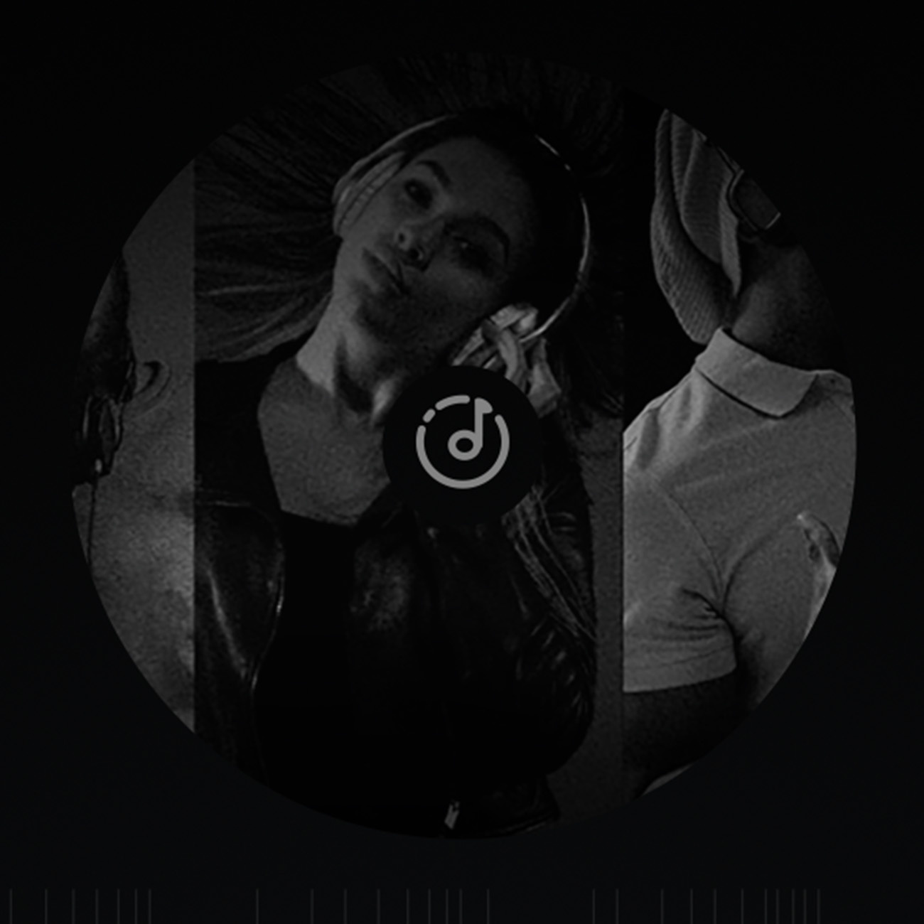 Czarno-białe zdjęcie osób ze słuchawkami. Symbol nuty muzycznej znajduje się na środku. Ciemne tło.