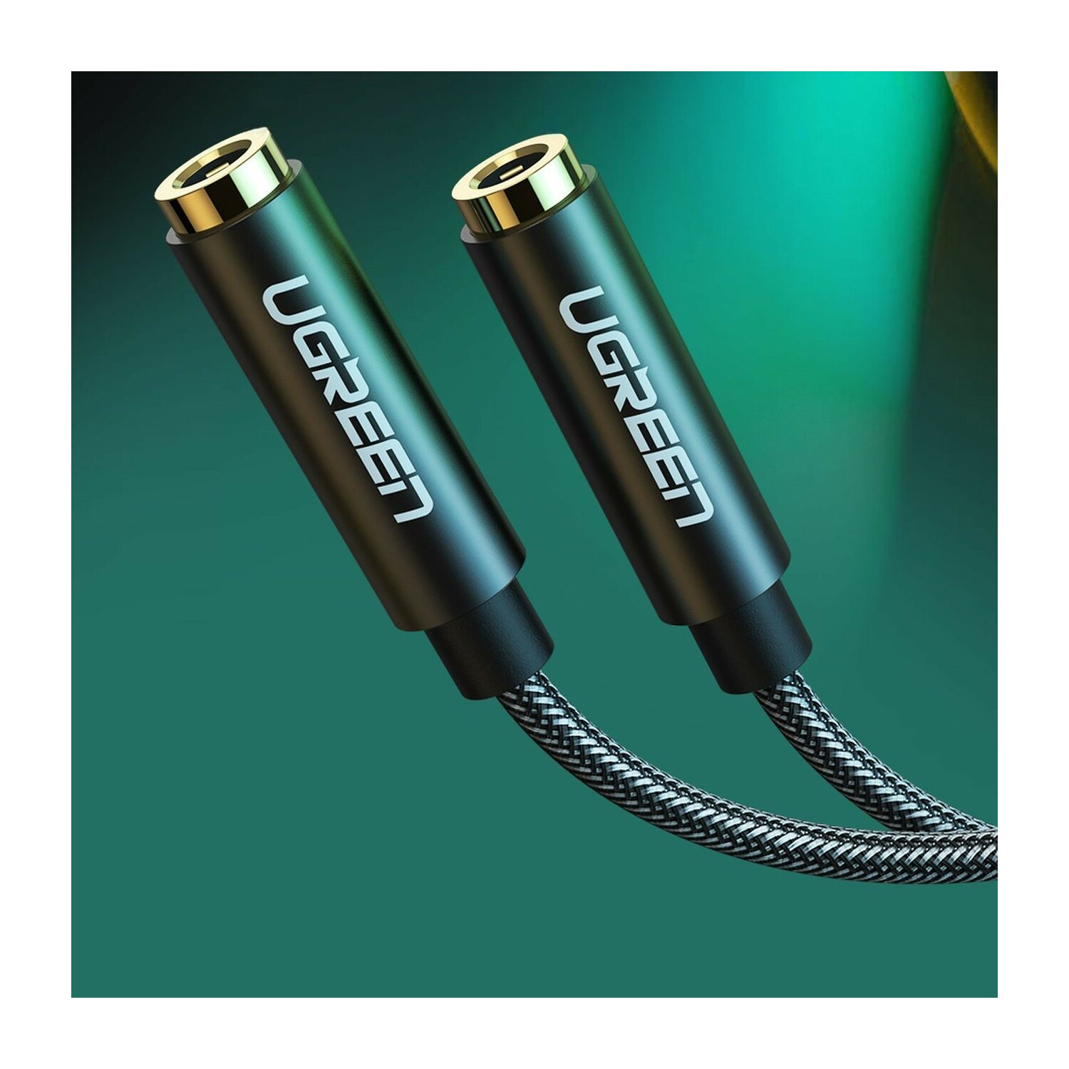 Dwa kable adaptera audio UGREEN ze złotymi złączami i czarnymi obudowami, szare i czarne plecione kable na turkusowym tle.