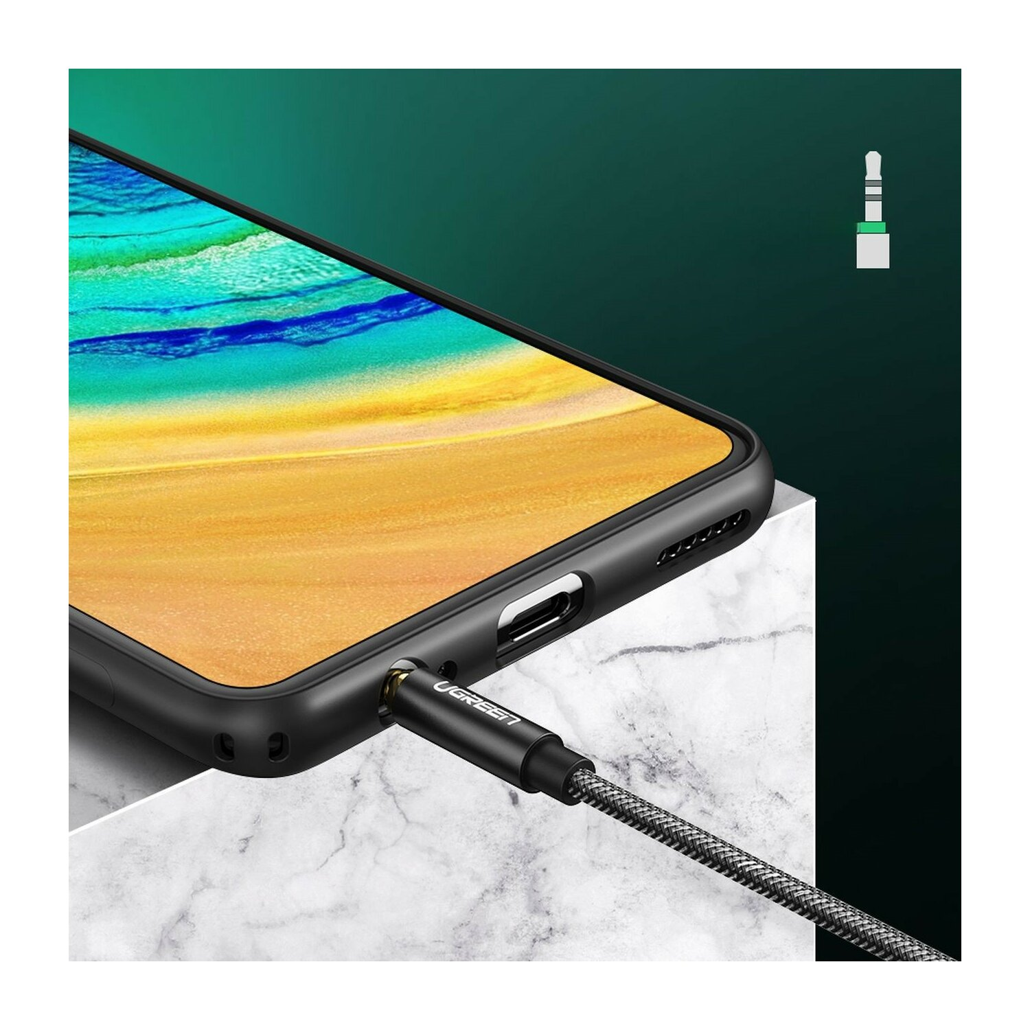 Telefon z podłączonym kablem. Telefon jest czarny z żółtym i niebieskim ekranem. Kabel jest czarno-szary.