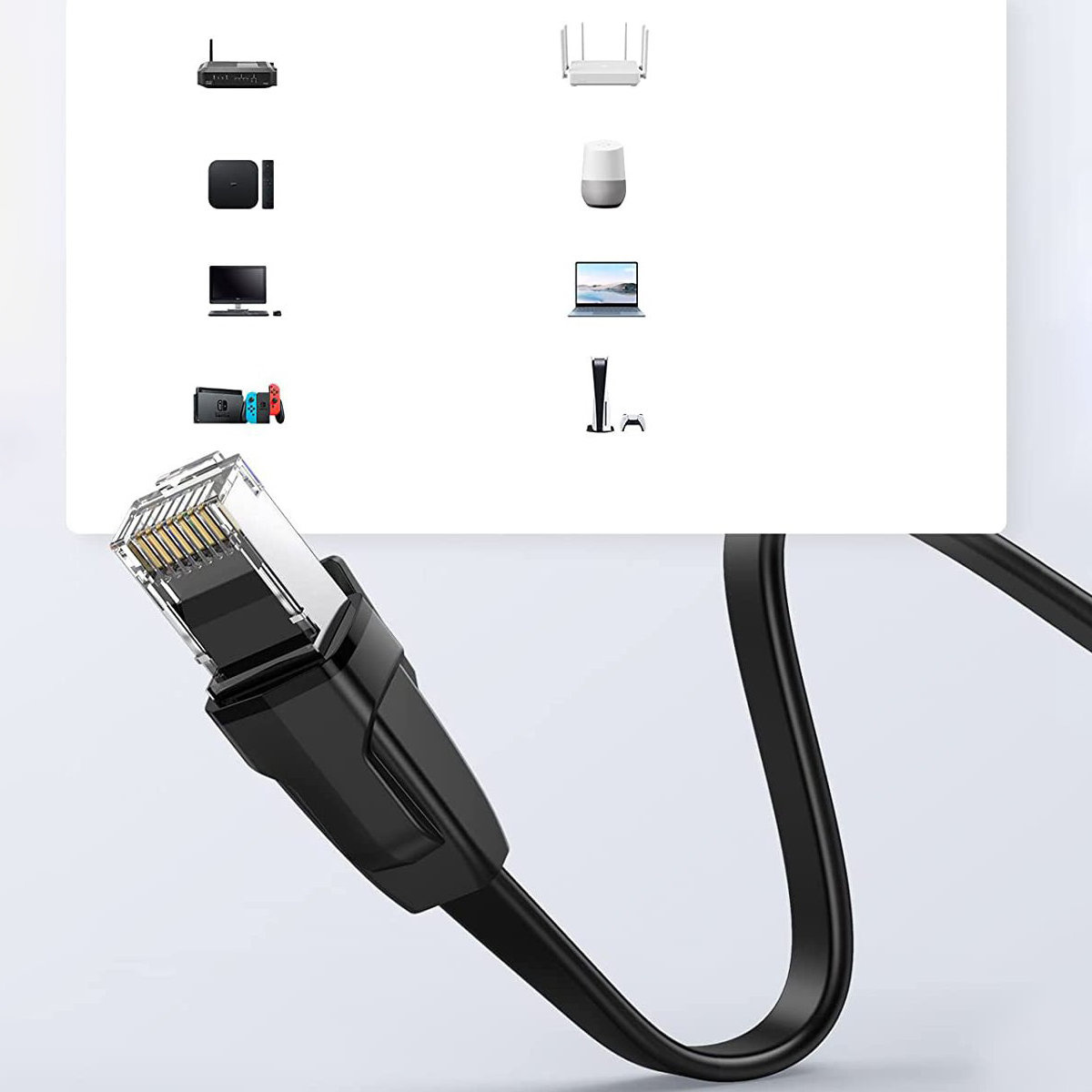 Czarny kabel Ethernet w centrum. Tło przedstawia urządzenia techniczne, takie jak router, laptop, konsola i głośnik.