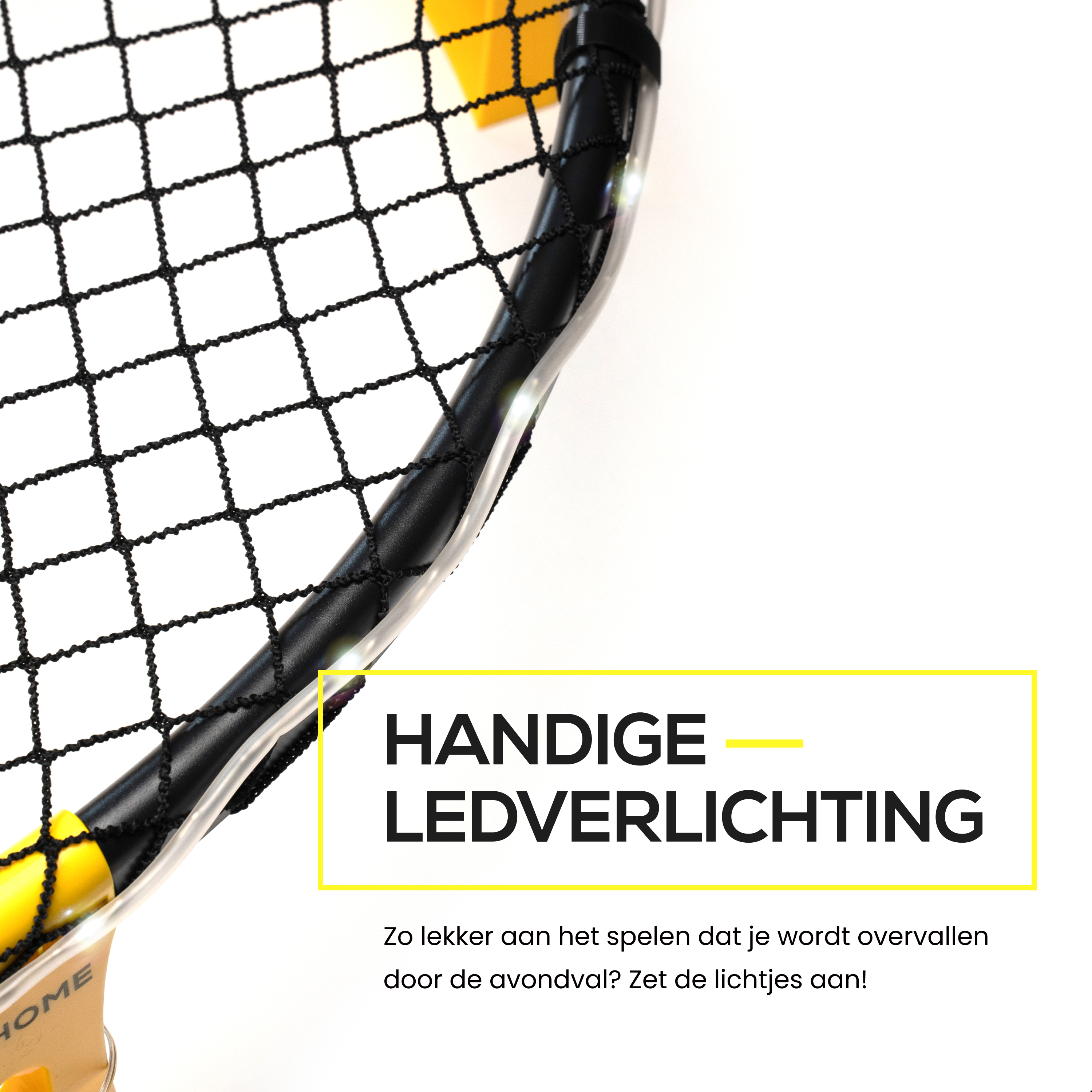 Nahaufnahme eines Badmintonschlägers mit schwarzem Netz und Rahmen. Text: 'HANDIGE LEDVERLICHTING'. Weißer Hintergrund.