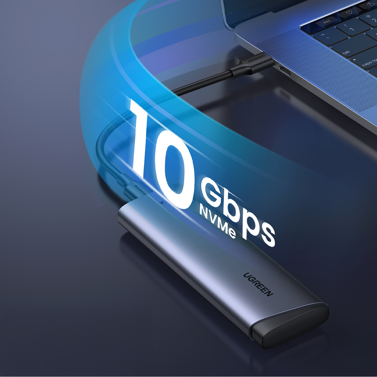 Srebrny dysk NVMe UGREEN jest podłączony do laptopa za pomocą czarnego kabla. Obraz podkreśla prędkość transferu 10 Gbps.