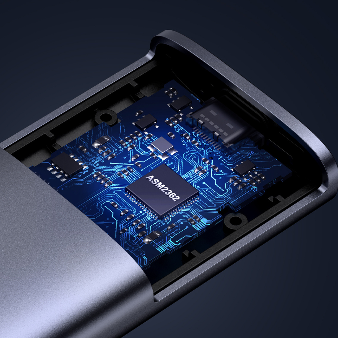 Zbliżenie wnętrza urządzenia, ukazujące niebieską płytkę obwodu z napisem 'ASM2362'. Urządzenie jest srebrne i czarne.
