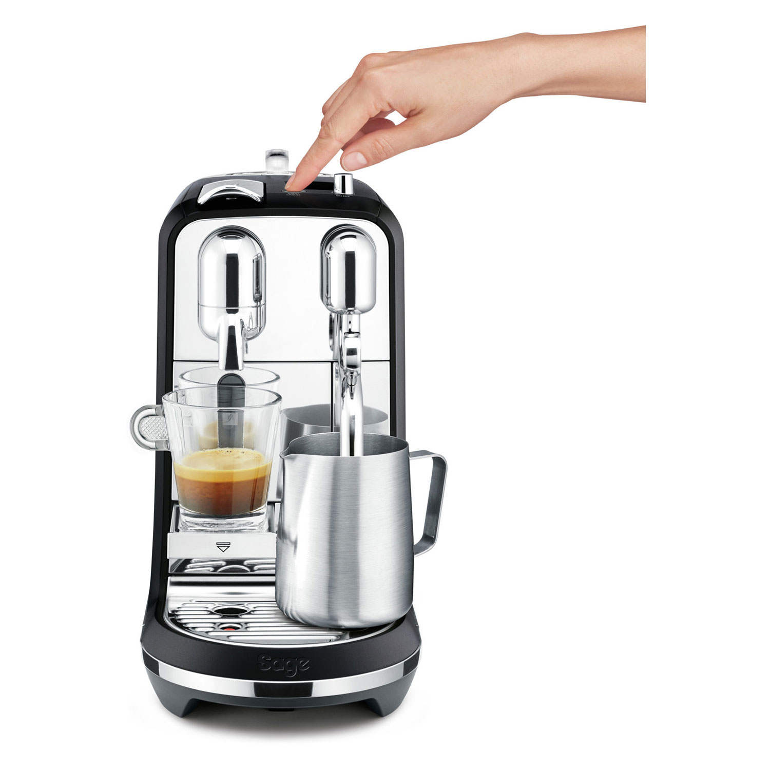 Eine Hand drückt einen Knopf auf einer schwarz-silbernen Espressomaschine. Ein Glas hält Kaffee, daneben steht ein Metallkrug.