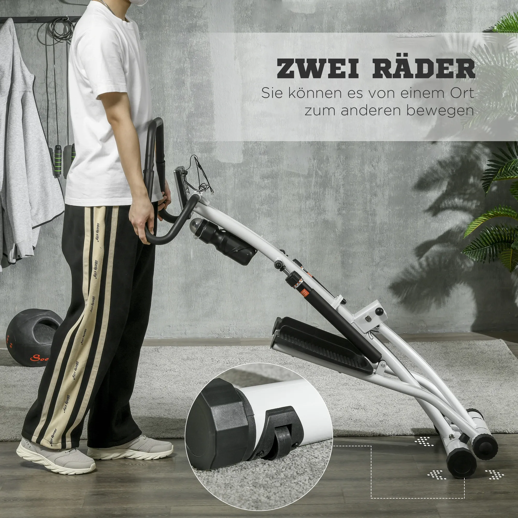 Eine Person steht in der Nähe eines Trainingsgeräts mit Rädern. Die Maschine ist weiß und schwarz, die Person trägt eine schwarze Hose.