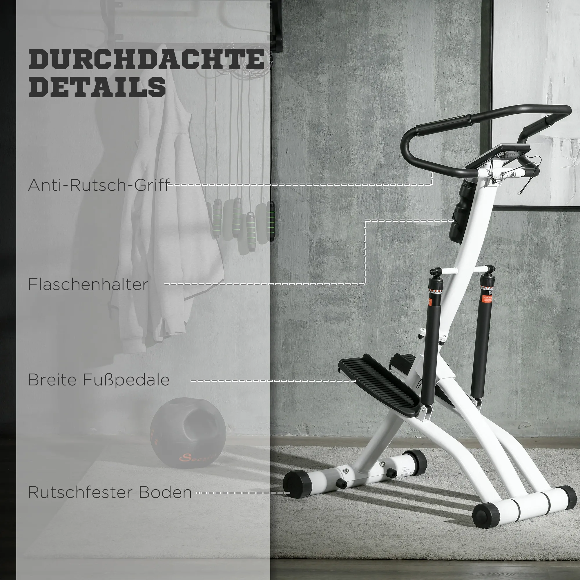 Eine weiße und schwarze Stepper-Maschine steht auf einem grauen Teppich. Springseile und eine Jacke hängen an der Wand. Ein schwarzer Ball liegt auf dem Teppich.