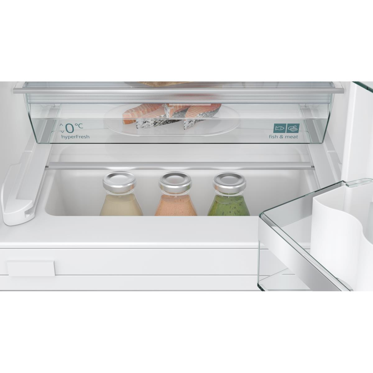 Im Kühlschrank. Oberes Regal mit Fisch, Mitte mit drei Flaschen. Auf den Etiketten steht hyperFresh und Fisch & Fleisch.