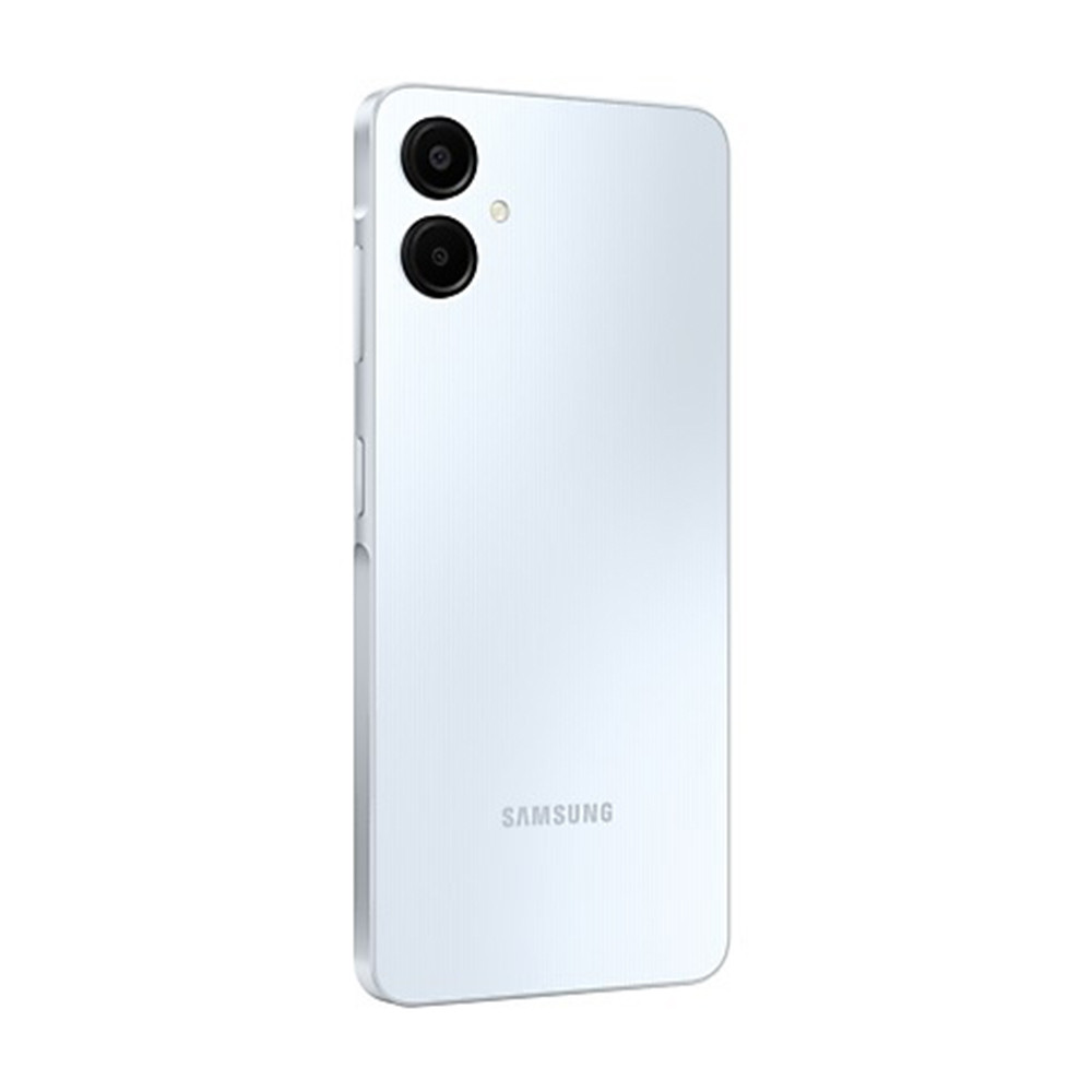 Un telefono Samsung bianco con due obiettivi e un flash. Il marchio è stampato sul retro. Il telefono è su sfondo bianco.