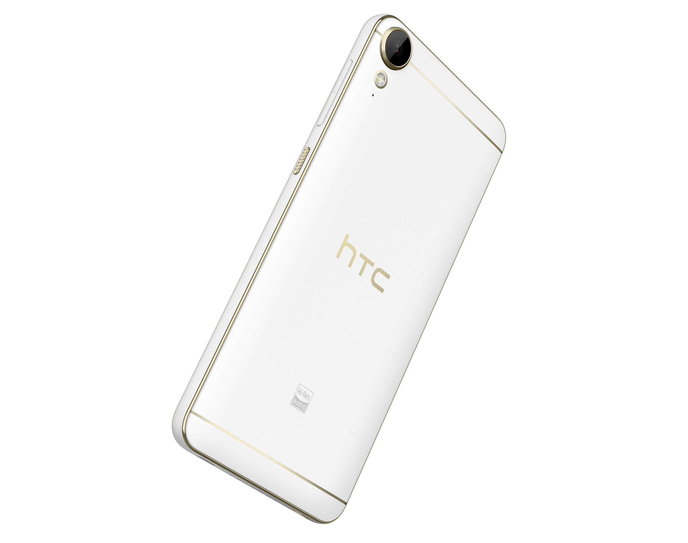 Weißes HTC-Telefon mit goldenen Akzenten, schräg auf weißem Hintergrund. Es hat eine Kamera und ein Logo.