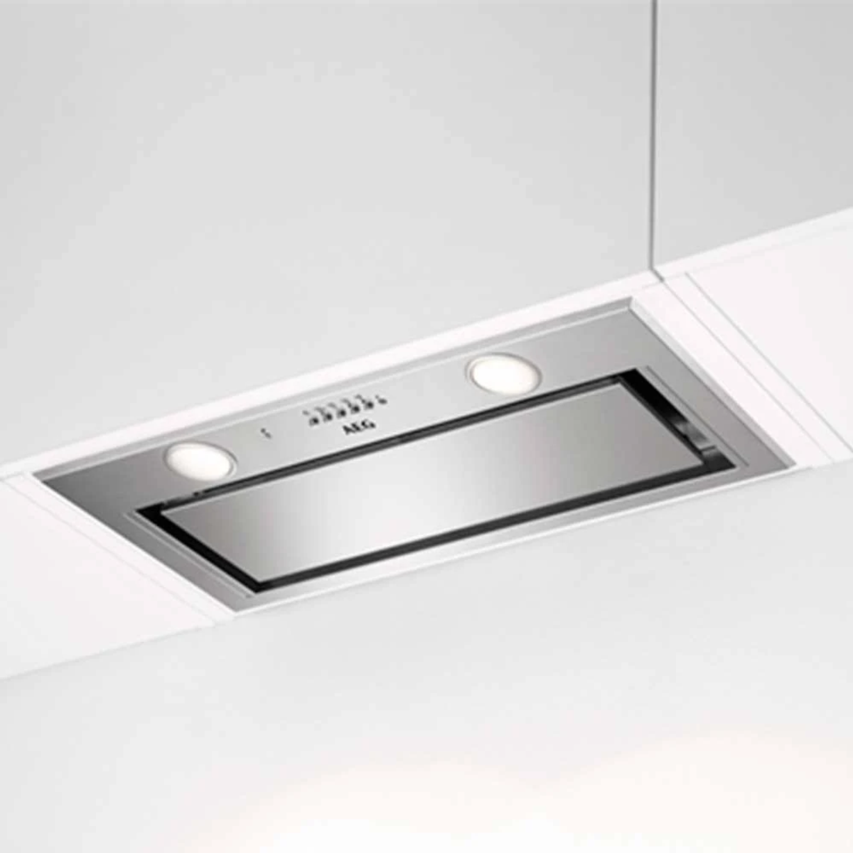 Una cappa aspirante AEG in acciaio inossidabile è installata in una cucina bianca. Ha due luci e pulsanti di controllo. Lo sfondo è bianco.