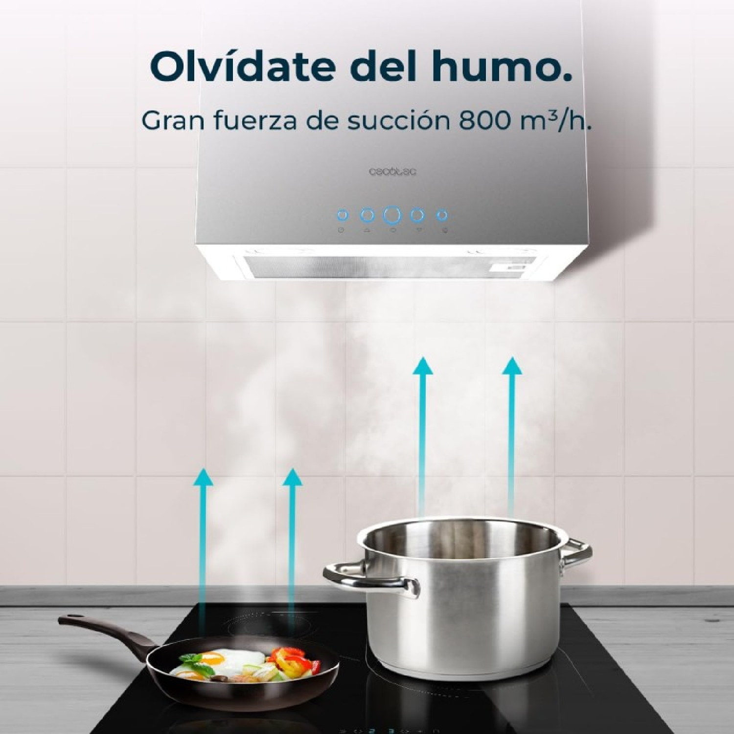 Una campana extractora sobre una estufa negra con ollas y una sartén con comida. Flechas azules indican extracción de humo.