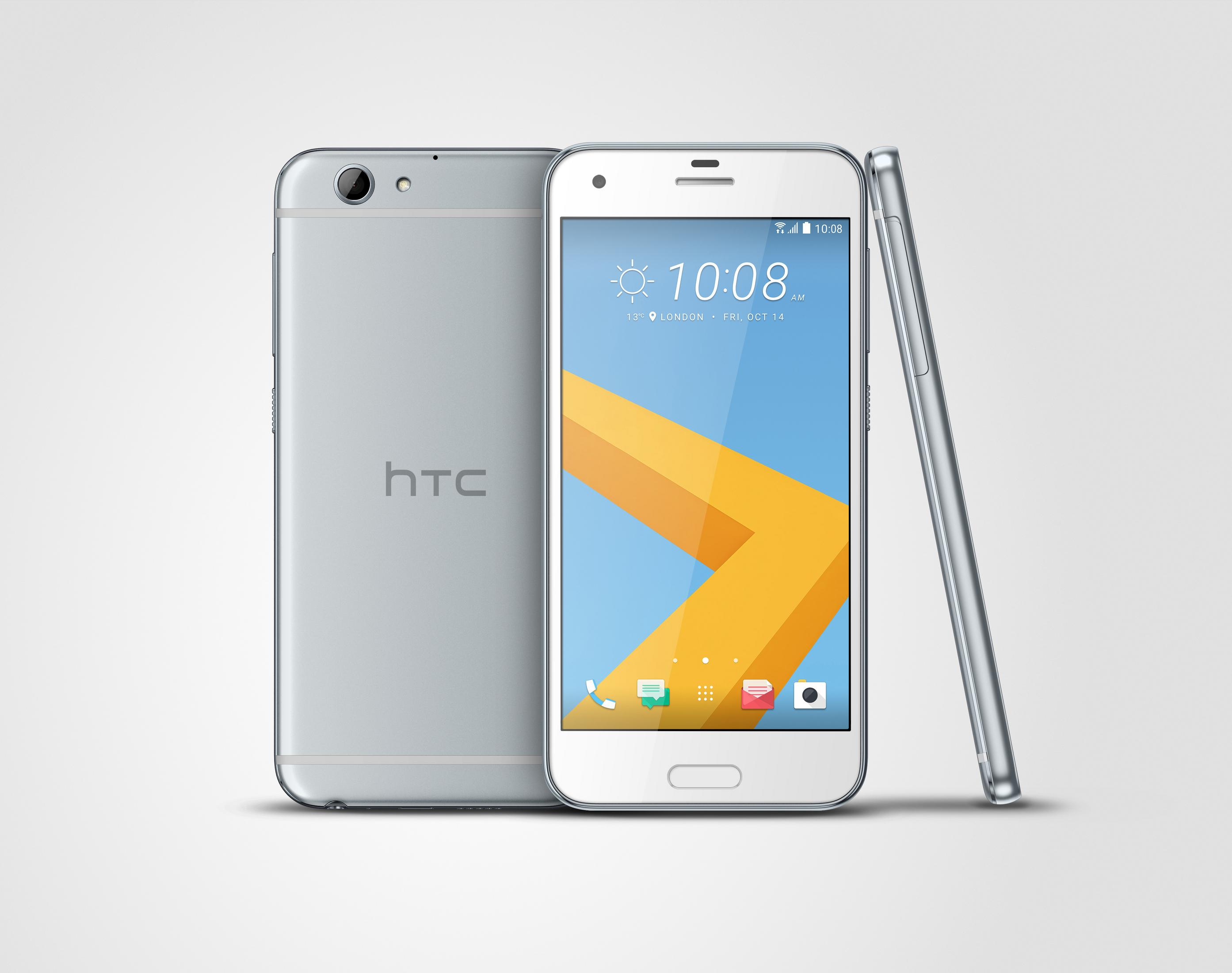 Ein silbernes HTC-Telefon wird mit seinem Bildschirm angezeigt, der Zeit und Wetter anzeigt. Dahinter sind zwei weitere Telefone zu sehen.
