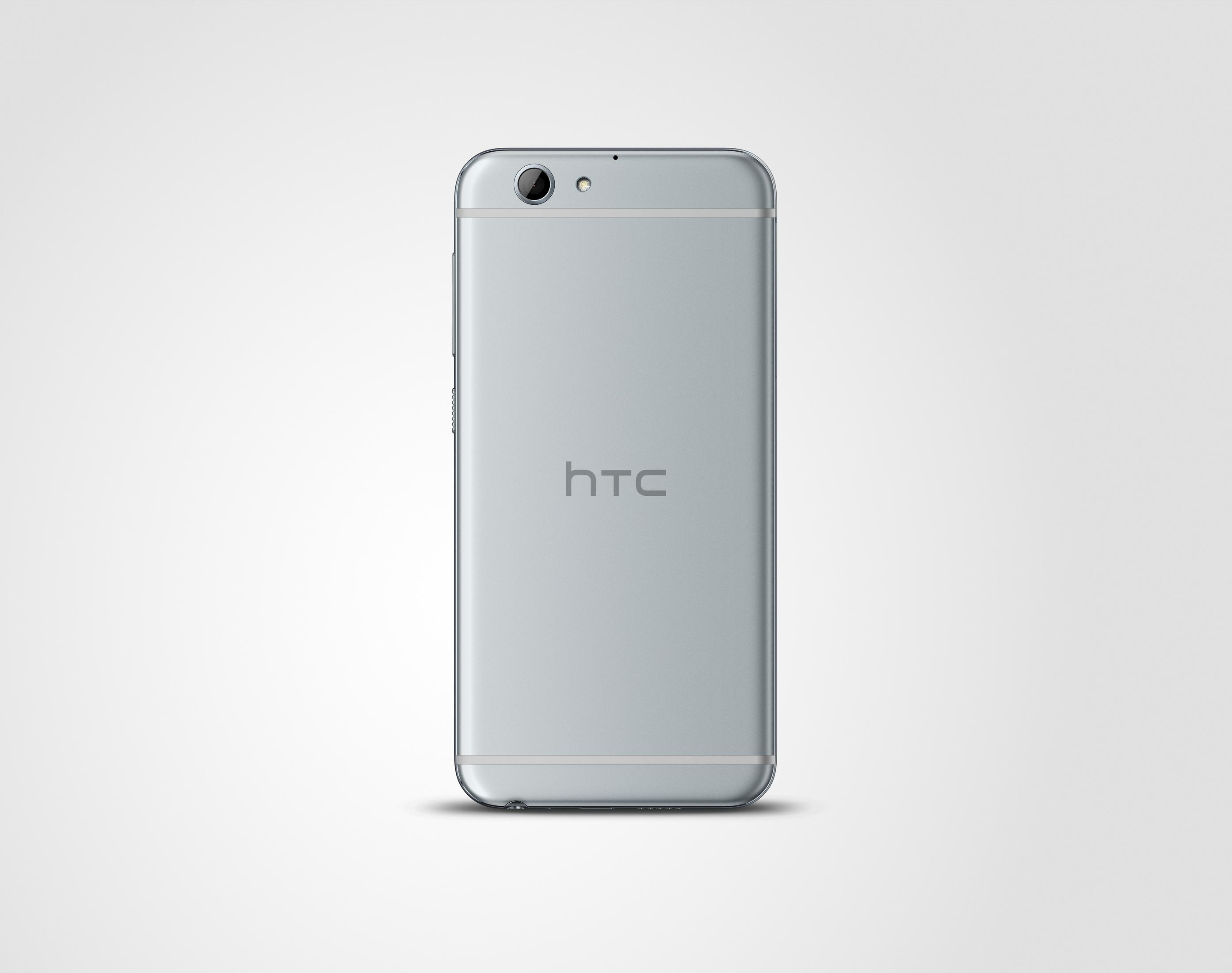 Rückseite eines silbernen HTC-Smartphones. Kamera, Blitz und HTC-Logo. Der Hintergrund ist weiß.