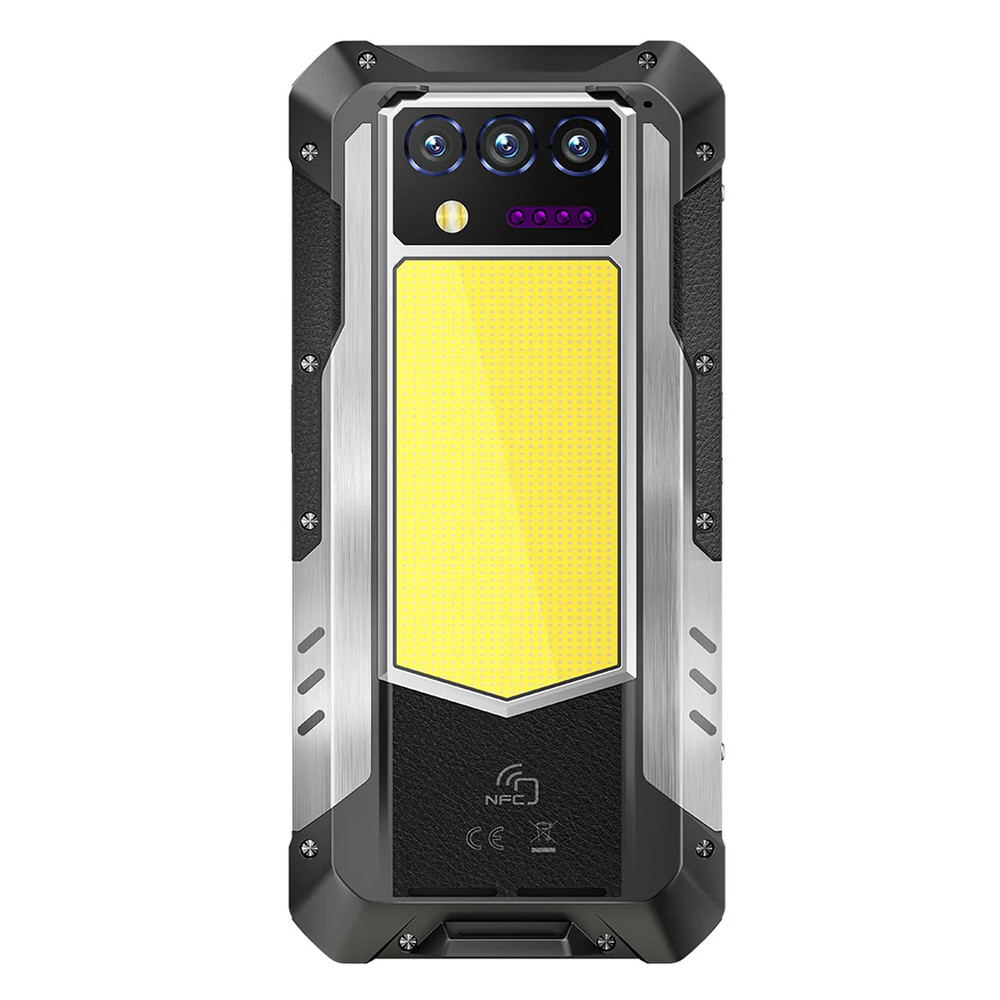 Retro di smartphone nero e argento con tre fotocamere, luce gialla e logo NFC. Ha un design robusto con viti.