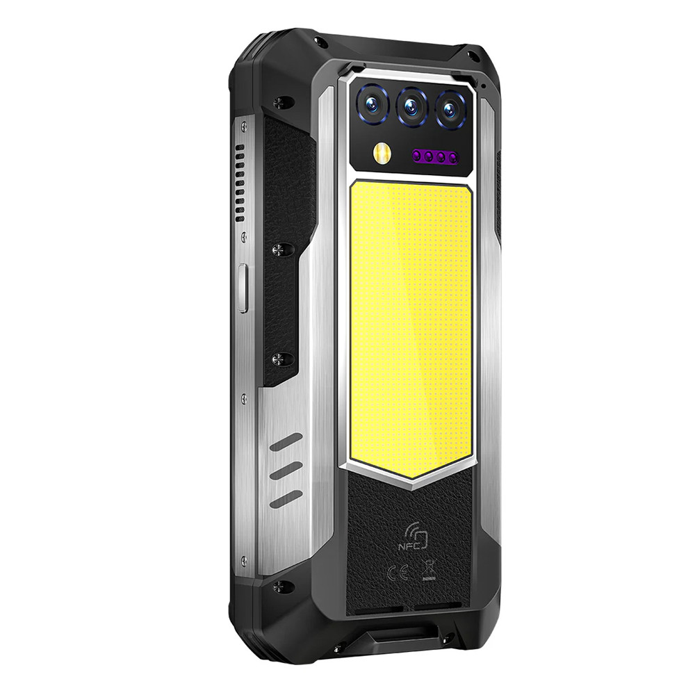 Uno smartphone robusto con tripla fotocamera, LED giallo e dettagli metallici. Ha una cornice nera e un retro strutturato.