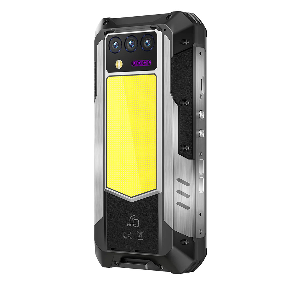 Smartphone robusto con tripla fotocamera, luce gialla e lati argentati. Il retro ha i marchi NFC e CE.