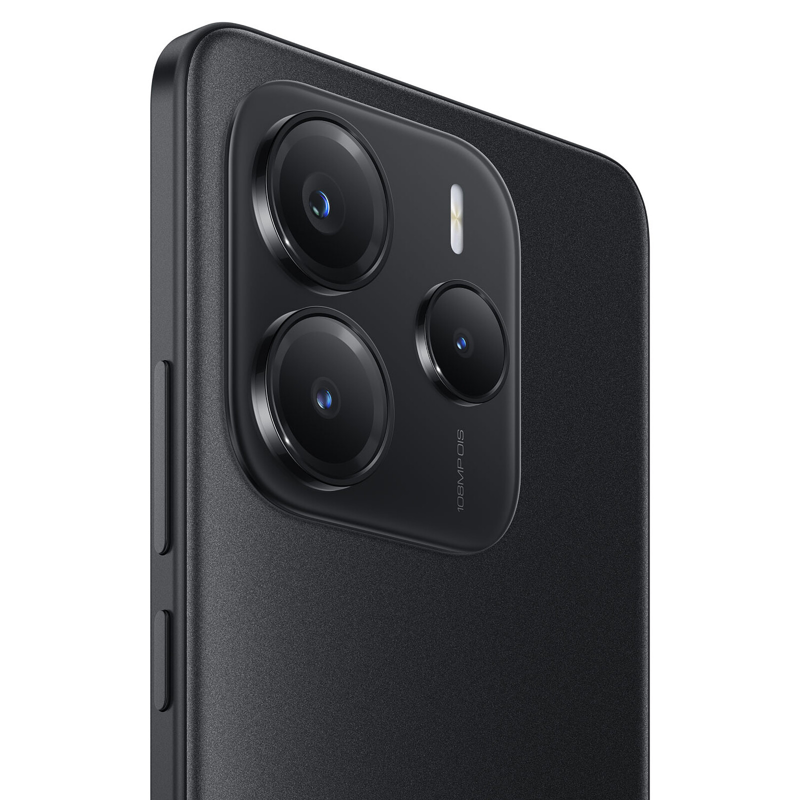 Zbliżenie modułu aparatu czarnego smartfona z trzema obiektywami i lampą błyskową na białym tle.