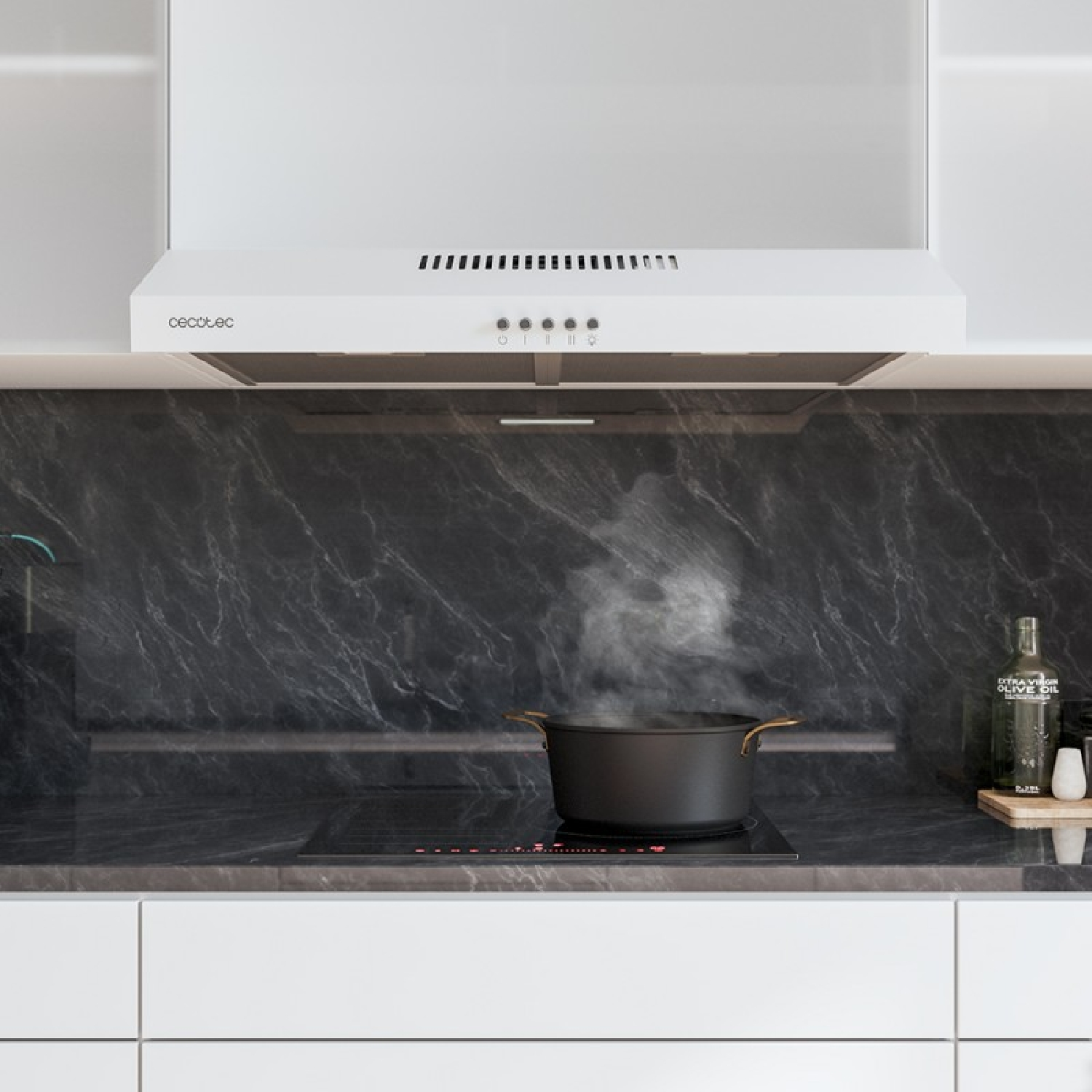 Una olla negra con vapor en una placa de cocina negra. Encima hay una campana extractora blanca. Aceite de oliva y sal en la encimera.