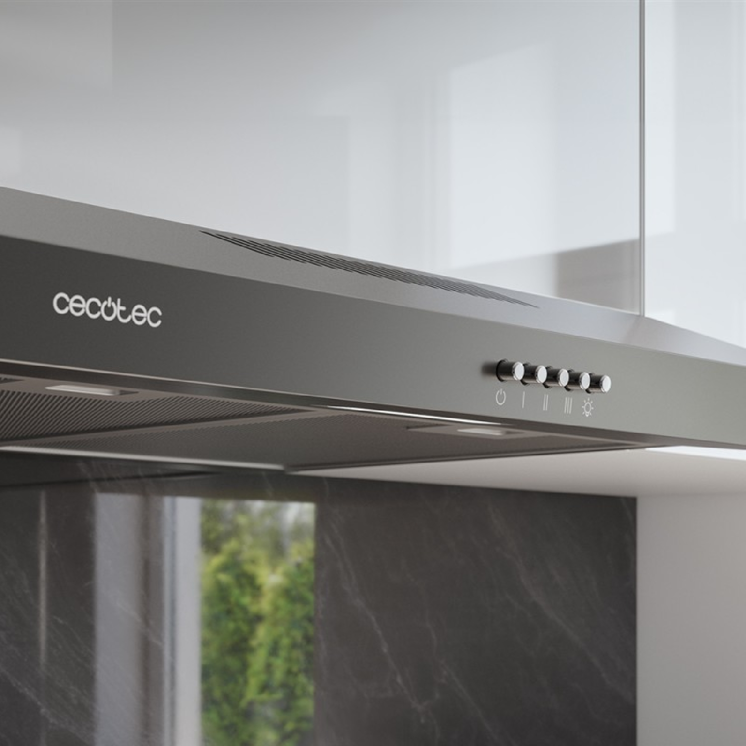 Primer plano de una campana extractora gris oscuro con la marca 'Cecotec'. Tiene botones de control y una ventana muestra vegetación.