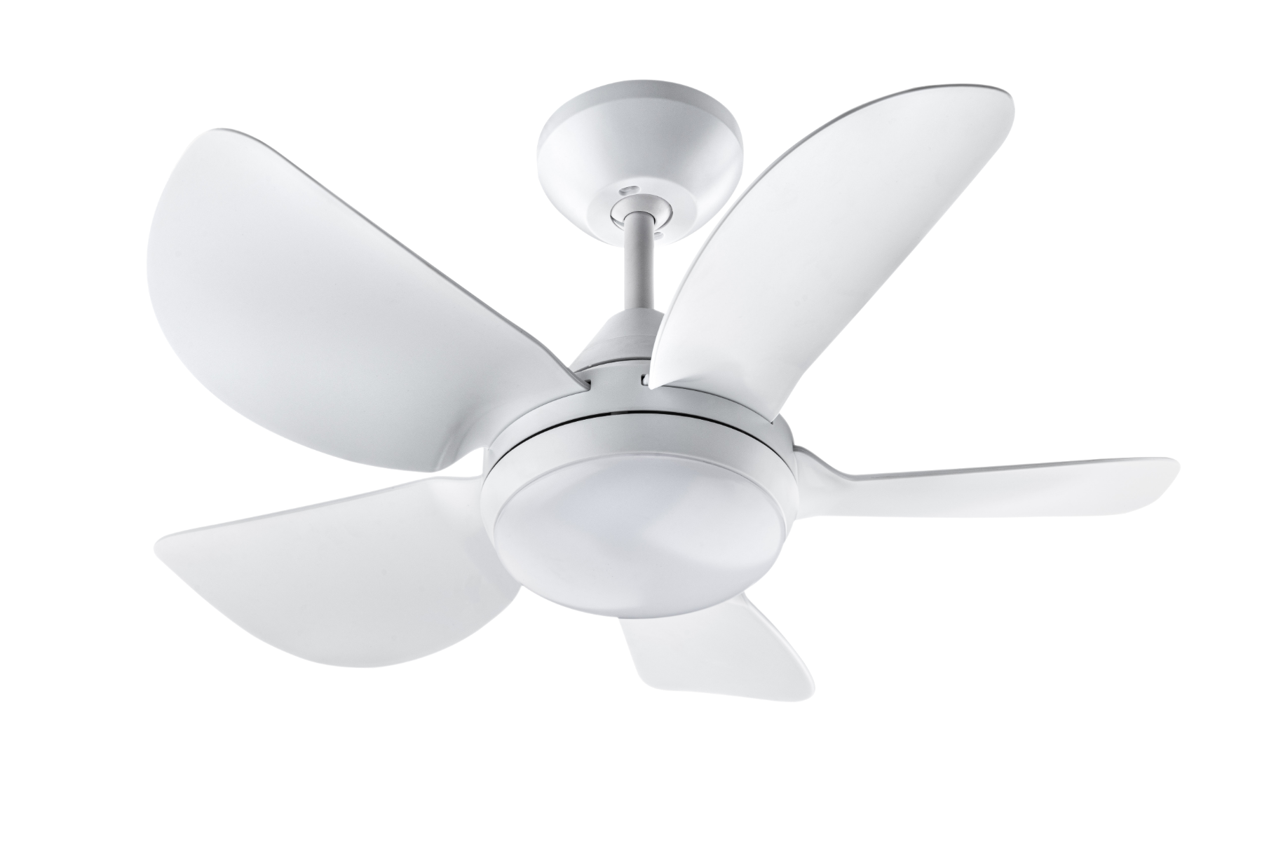Un ventilatore da soffitto bianco con quattro pale su sfondo nero. Il ventilatore è spento.