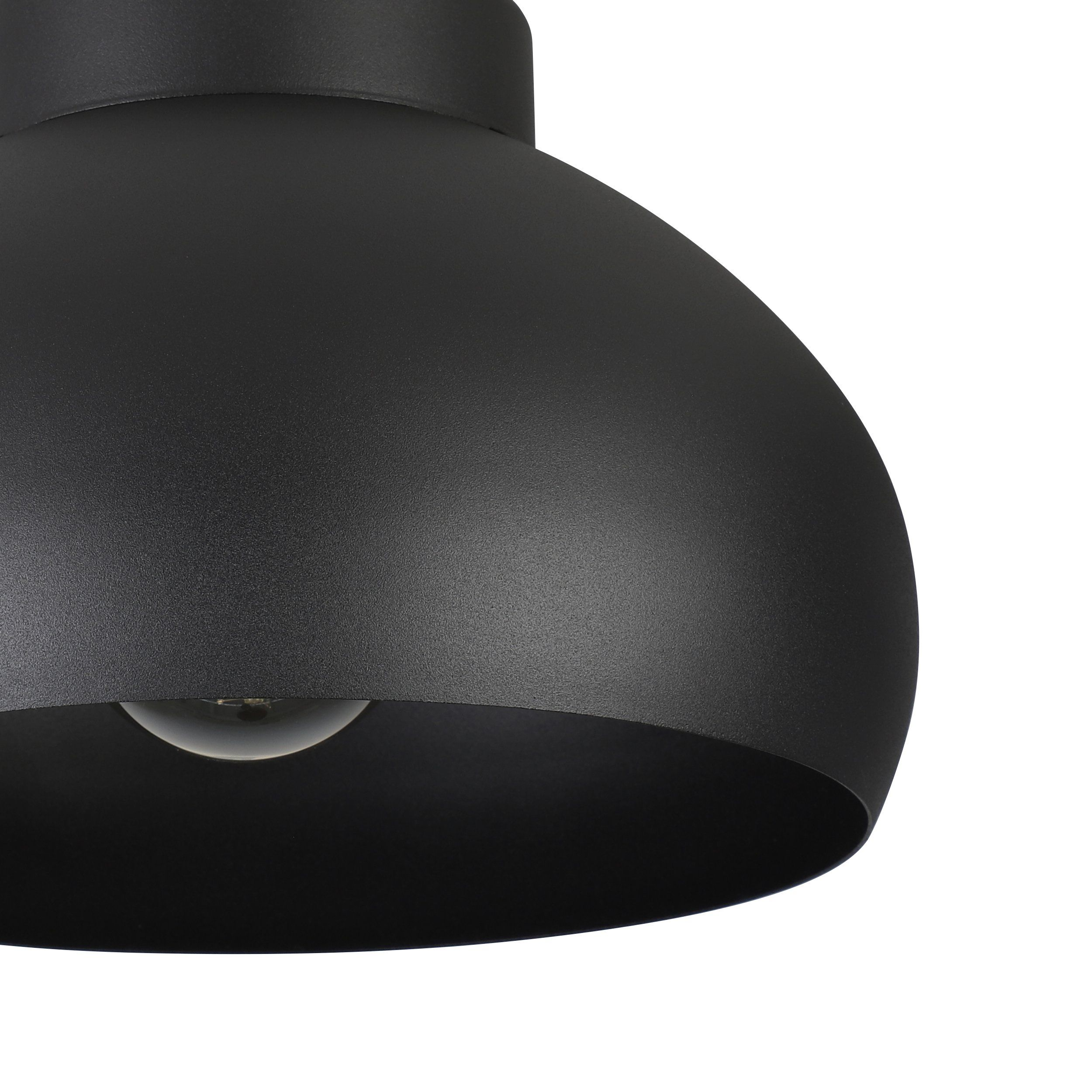 Primo piano di una lampada da soffitto nera. La lampada ha un paralume arrotondato e una lampadina è visibile.