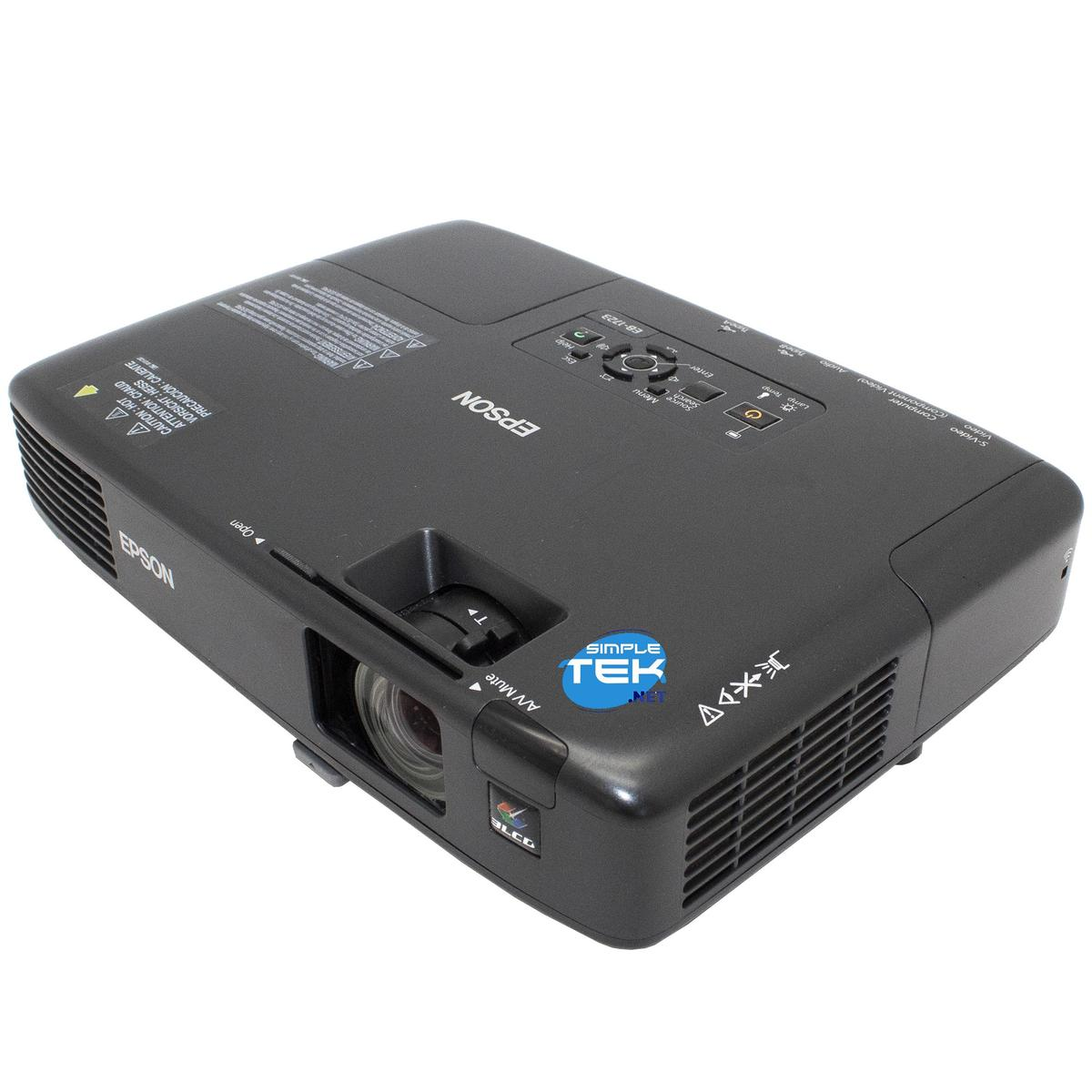Un proiettore Epson nero è inclinato verso l'alto. Ha pulsanti, una lente e il logo Simple Tek.