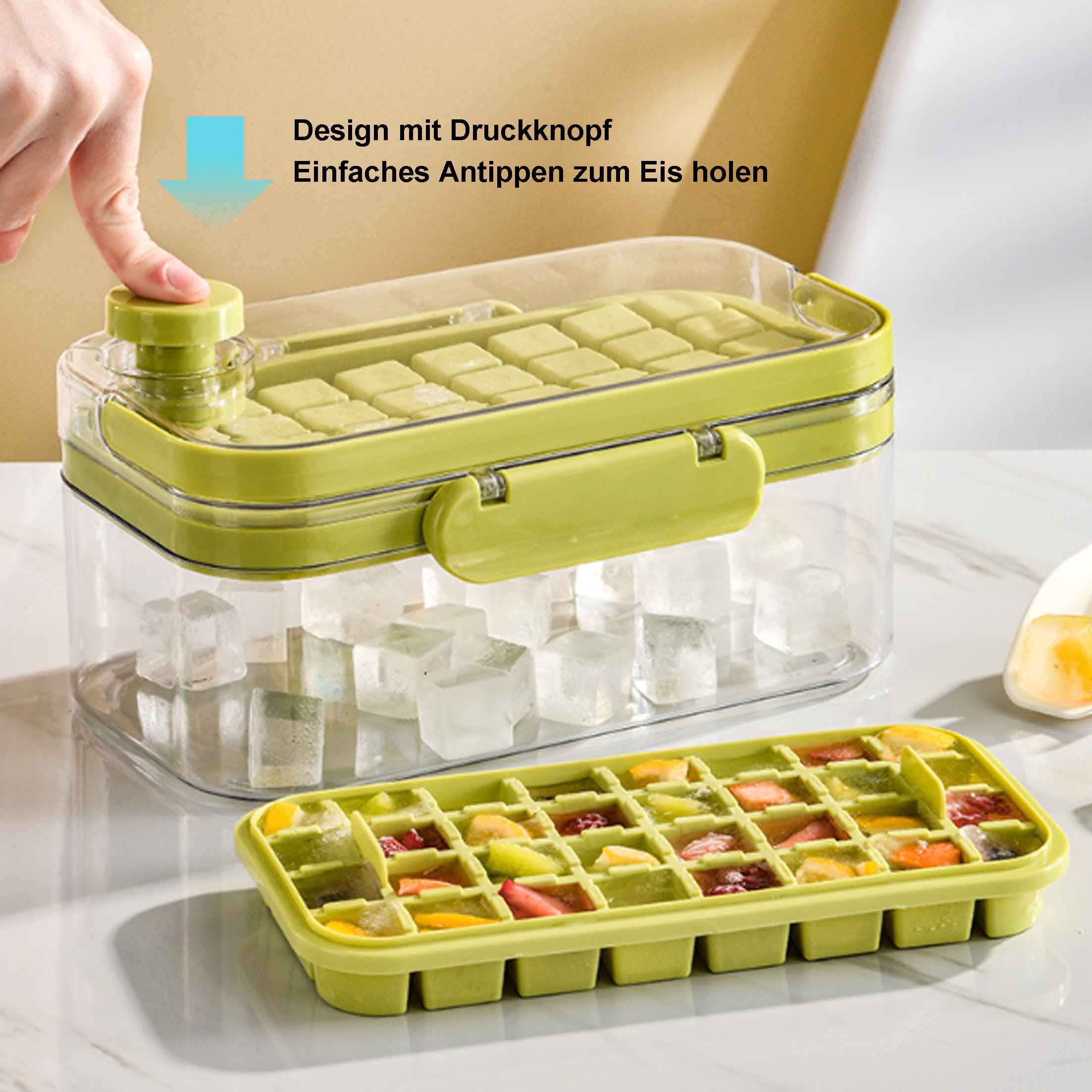 Grüner Eiswürfelbereiter mit durchsichtigem Behälter, Eiswürfeln und einer Schale mit Früchten. Eine Hand drückt den Knopf.